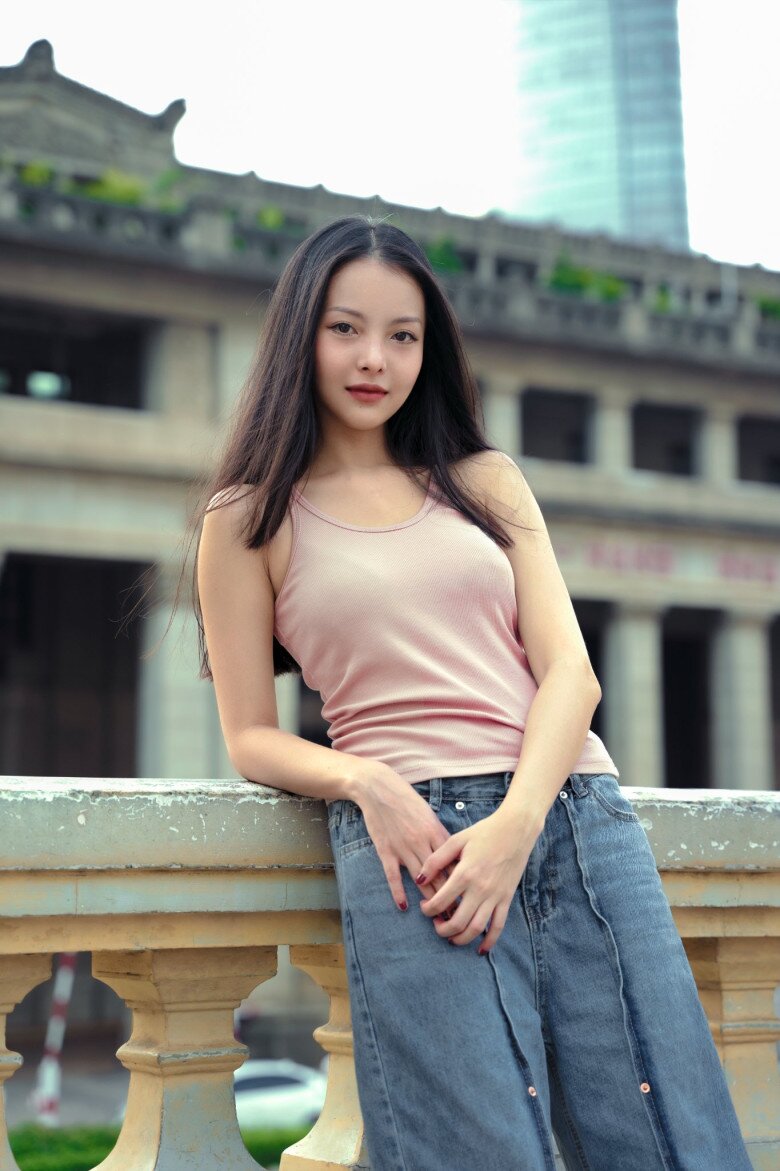 Con gái diễn viên Mai Phương có vẻ đẹp điện ảnh chuẩn “con nhà nòi” từ thời học sinh, nay quyến rũ bất ngờ, trẻ xinh như gái 18 - 16