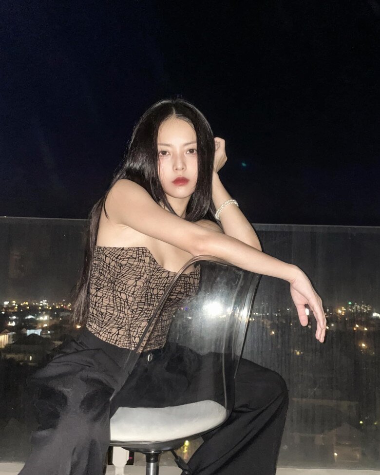 Con gái diễn viên Mai Phương có vẻ đẹp điện ảnh chuẩn “con nhà nòi” từ thời học sinh, nay quyến rũ bất ngờ, trẻ xinh như gái 18 - 17