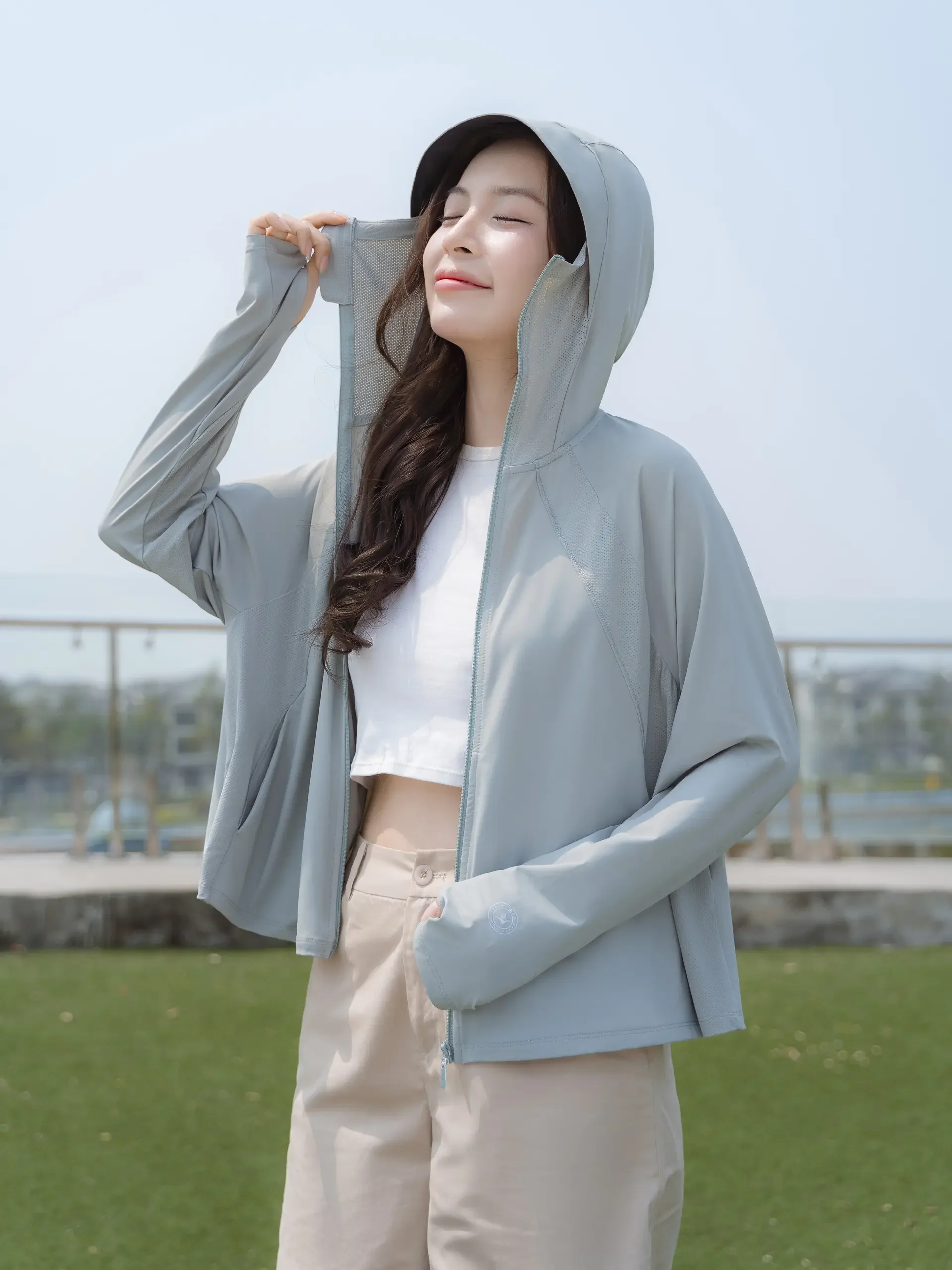 Cứ tưởng mát nhưng hoá ra là “bẫy nắng”, chị em cân nhắc khi diện kiểu quần áo này kẻo da sạm màu dù che chắn kỹ - 2