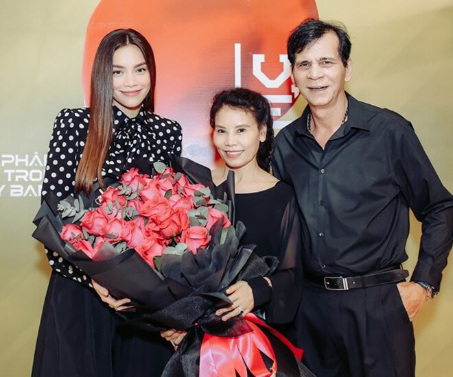 Đã là ông bà ngoại, bố mẹ Hồ Ngọc Hà vẫn ăn mặc &#34;tình bể bình&#34; không thua gì vợ chồng con gái nổi tiếng - 1