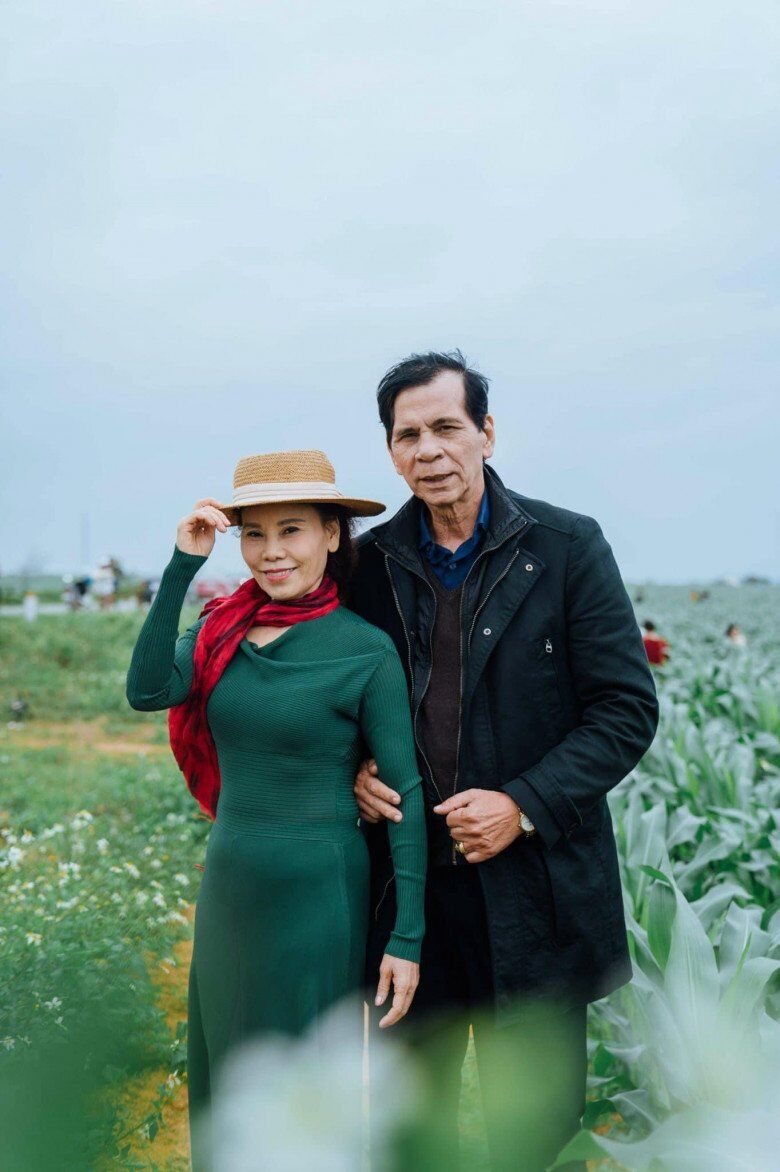Đã là ông bà ngoại, bố mẹ Hồ Ngọc Hà vẫn ăn mặc &#34;tình bể bình&#34; không thua gì vợ chồng con gái nổi tiếng - 6