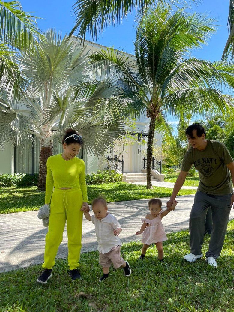 Đã là ông bà ngoại, bố mẹ Hồ Ngọc Hà vẫn ăn mặc &#34;tình bể bình&#34; không thua gì vợ chồng con gái nổi tiếng - 11