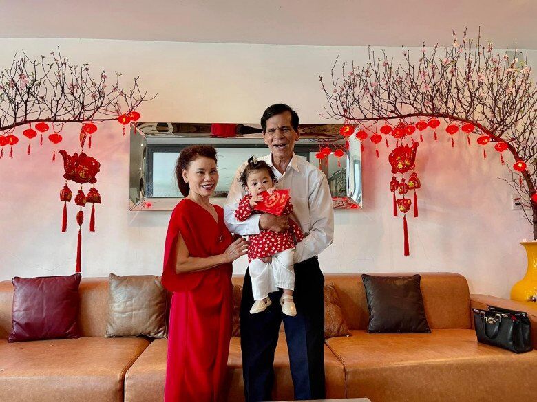 Đã là ông bà ngoại, bố mẹ Hồ Ngọc Hà vẫn ăn mặc &#34;tình bể bình&#34; không thua gì vợ chồng con gái nổi tiếng - 14