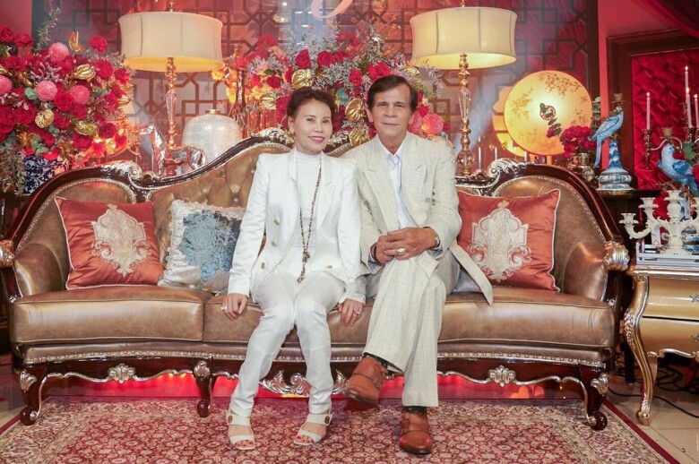 Đã là ông bà ngoại, bố mẹ Hồ Ngọc Hà vẫn ăn mặc &#34;tình bể bình&#34; không thua gì vợ chồng con gái nổi tiếng - 4