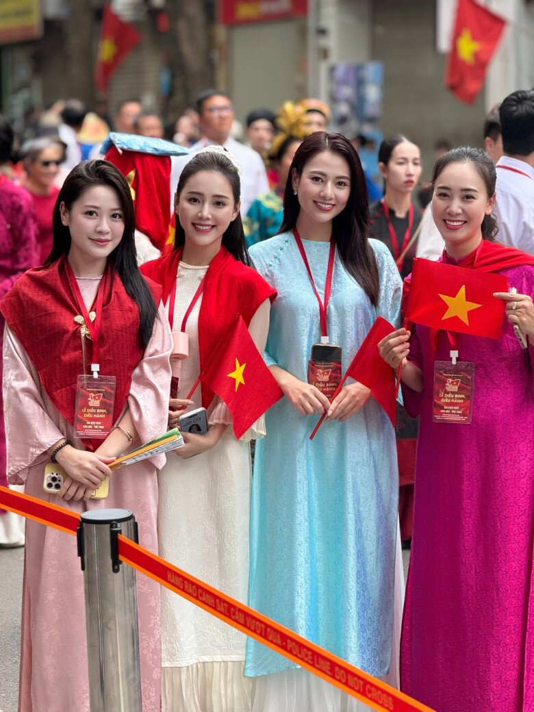 Ngắm dàn mỹ nhân VTV mặc áo dài rực rỡ, dậy từ 5 giờ sáng vẫn xinh như hoa tham dự buổi hợp luyện mừng Quốc khánh - 2
