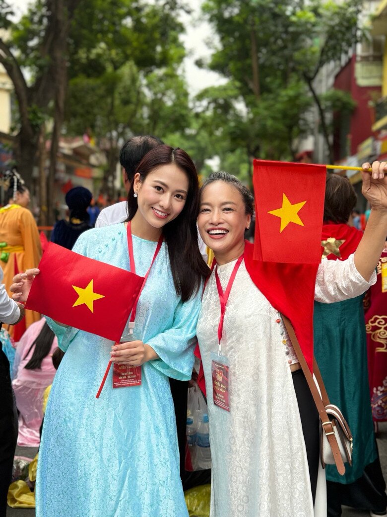Ngắm dàn mỹ nhân VTV mặc áo dài rực rỡ, dậy từ 5 giờ sáng vẫn xinh như hoa tham dự buổi hợp luyện mừng Quốc khánh - 1