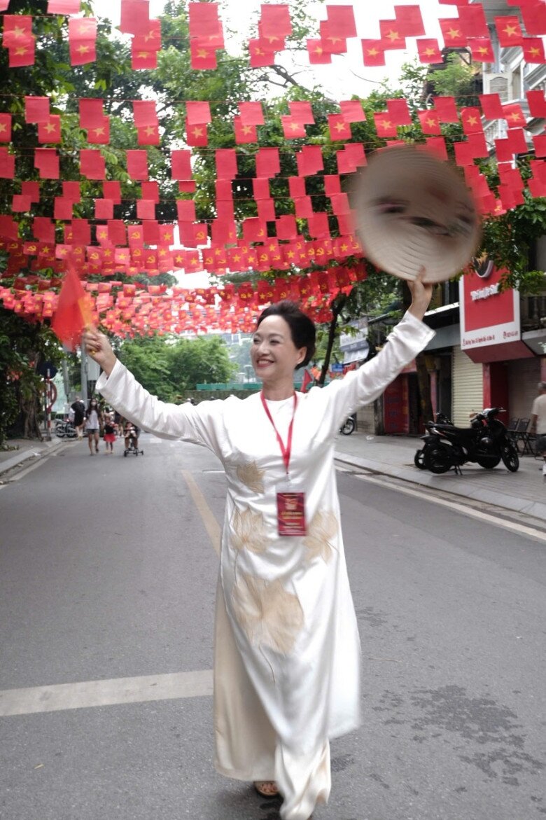 Ngắm dàn mỹ nhân VTV mặc áo dài rực rỡ, dậy từ 5 giờ sáng vẫn xinh như hoa tham dự buổi hợp luyện mừng Quốc khánh - 6
