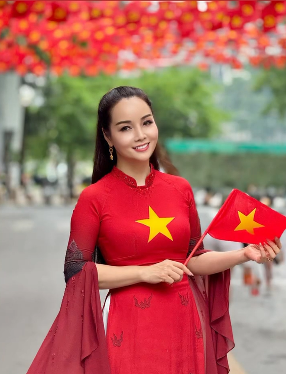 Ngắm dàn mỹ nhân VTV mặc áo dài rực rỡ, dậy từ 5 giờ sáng vẫn xinh như hoa tham dự buổi hợp luyện mừng Quốc khánh - 5