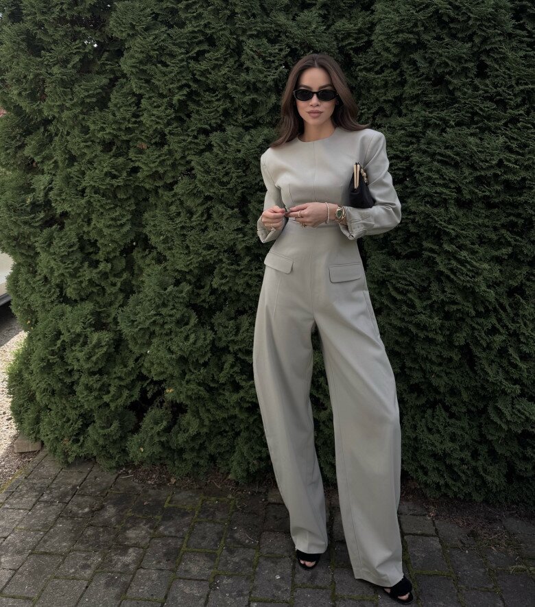 Về quê chồng ăn cưới, Hồ Ngọc Hà hóa thành &#34;nữ tổng tài kim cương&#34; với outfit nhẹ nhàng nhưng phụ kiện tiền tỷ - 1