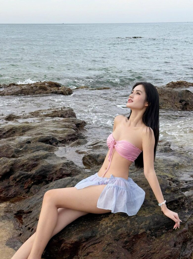 Ý Nhi diện bikini chẳng khoe vòng 1 vẫn hút mắt người nhìn vì &#34;vũ khí ngầm&#34; trên cơ thể - 2