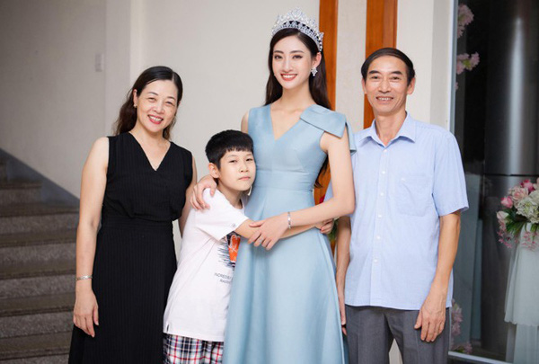 Hoa, á hậu là &#34;con nhà nòi&#34; tại A80: Thừa hưởng gen trội từ phụ huynh quân nhân, sớm thành mỹ nhân với chiều cao khủng - 2