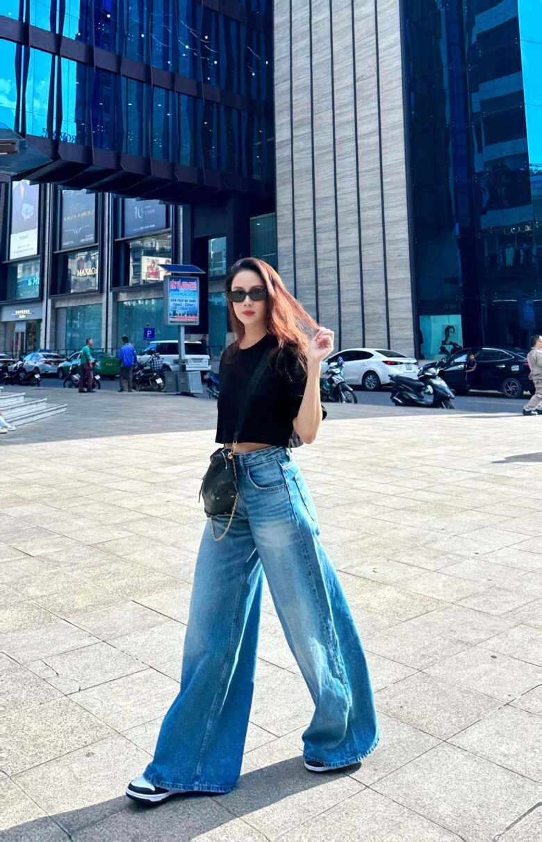 Hồng Diễm lên đồ &#34;hack tuổi&#34; với mẫu quần jeans dễ mặc hơn skinny jeans, chị em 40+ nên thử ngay - 8
