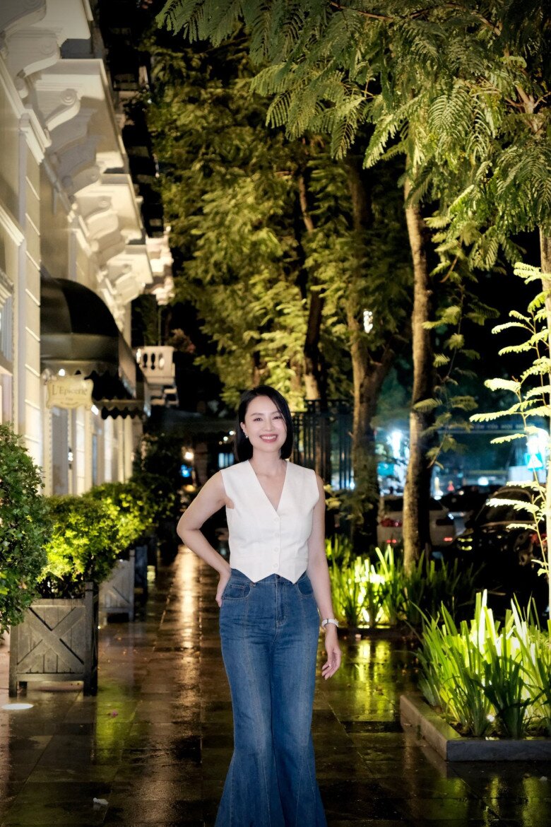 Hồng Diễm lên đồ &#34;hack tuổi&#34; với mẫu quần jeans dễ mặc hơn skinny jeans, chị em 40+ nên thử ngay - 3
