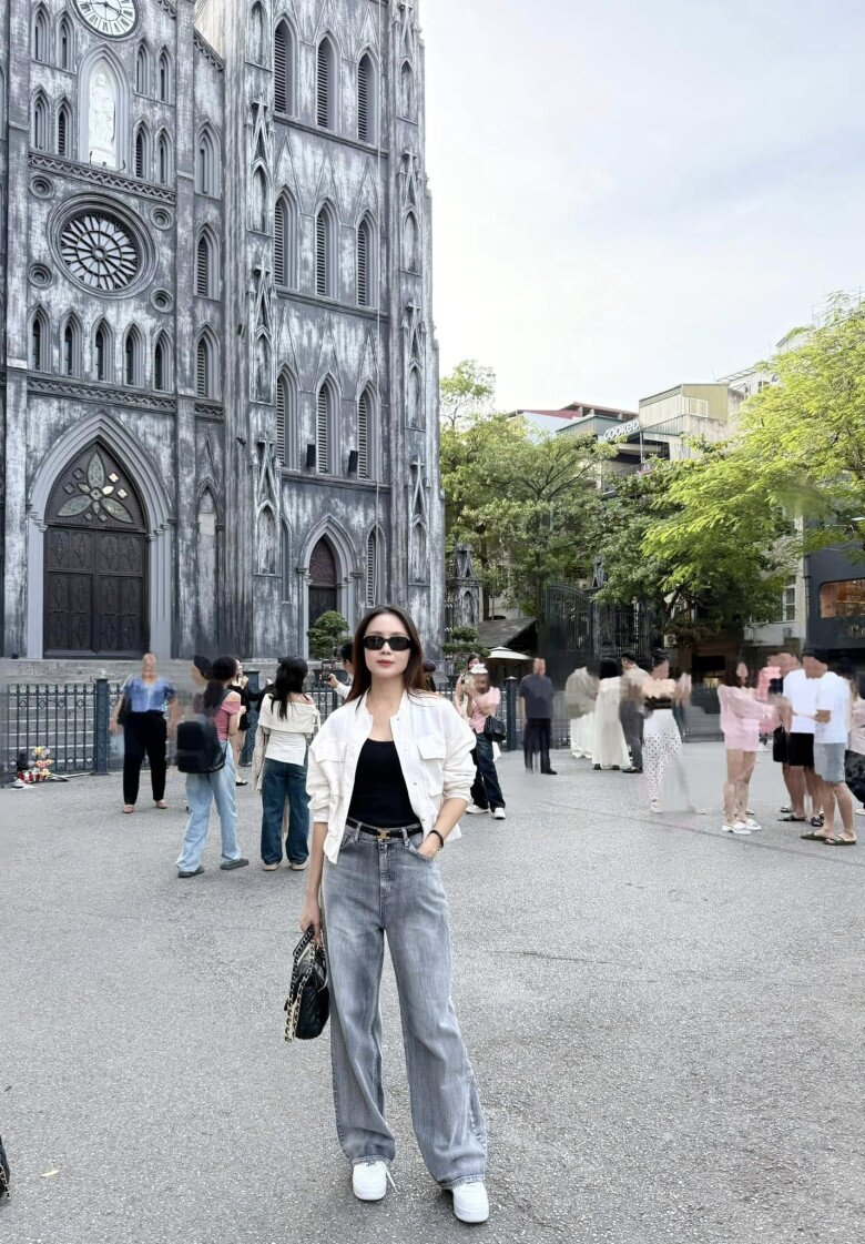 Hồng Diễm lên đồ &#34;hack tuổi&#34; với mẫu quần jeans dễ mặc hơn skinny jeans, chị em 40+ nên thử ngay - 7