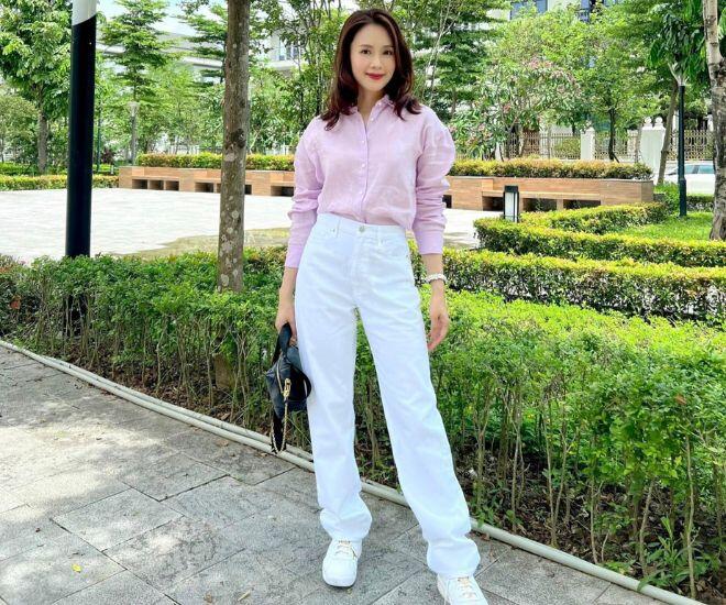 Hồng Diễm lên đồ &#34;hack tuổi&#34; với mẫu quần jeans dễ mặc hơn skinny jeans, chị em 40+ nên thử ngay - 2