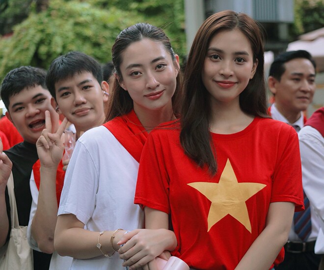Hai nàng hậu Việt chỉ mặc áo phông, quần jeans đi sơ duyệt A80 vẫn đẹp tỏa sáng, hút mọi ánh nhìn - 1