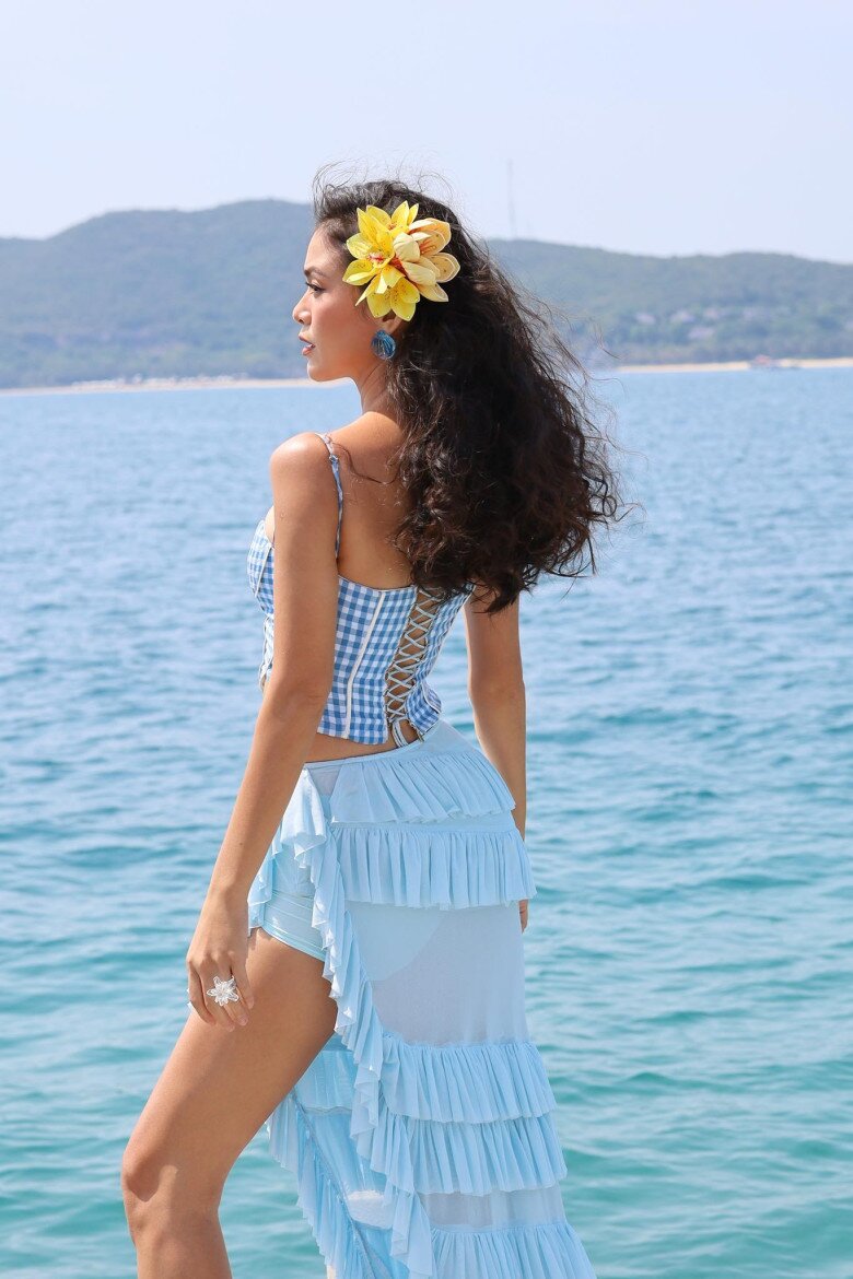 Á hậu một con diện bikini nhỏ xíu khoe dáng &#34;căng đét&#34;, ngay lập tức được khuyên trở lại đường đua hương sắc - 12