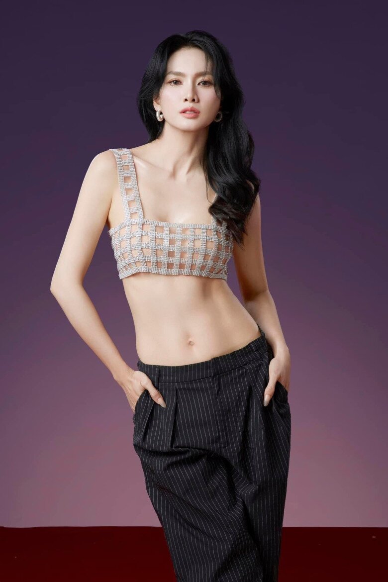 &#34;Mẹ chồng&#34; U45 vẫn có body nhiều thiếu nữ chào thua, diện toàn áo ngắn cỡ gang tay khiến dân mạng sợ lộ hàng - 16