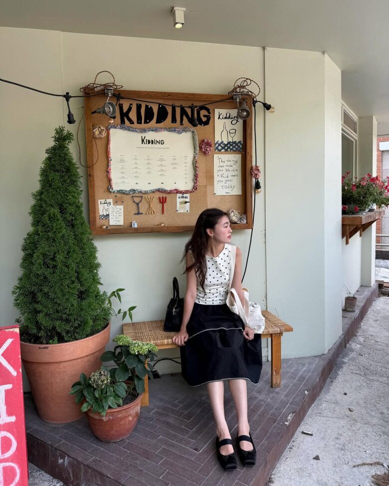 Mùa hè chỉ thích mặc đồ đen - trắng, tôi cứ áp dụng công thức phối này, đồng nghiệp ai cũng khen trẻ đẹp - 8