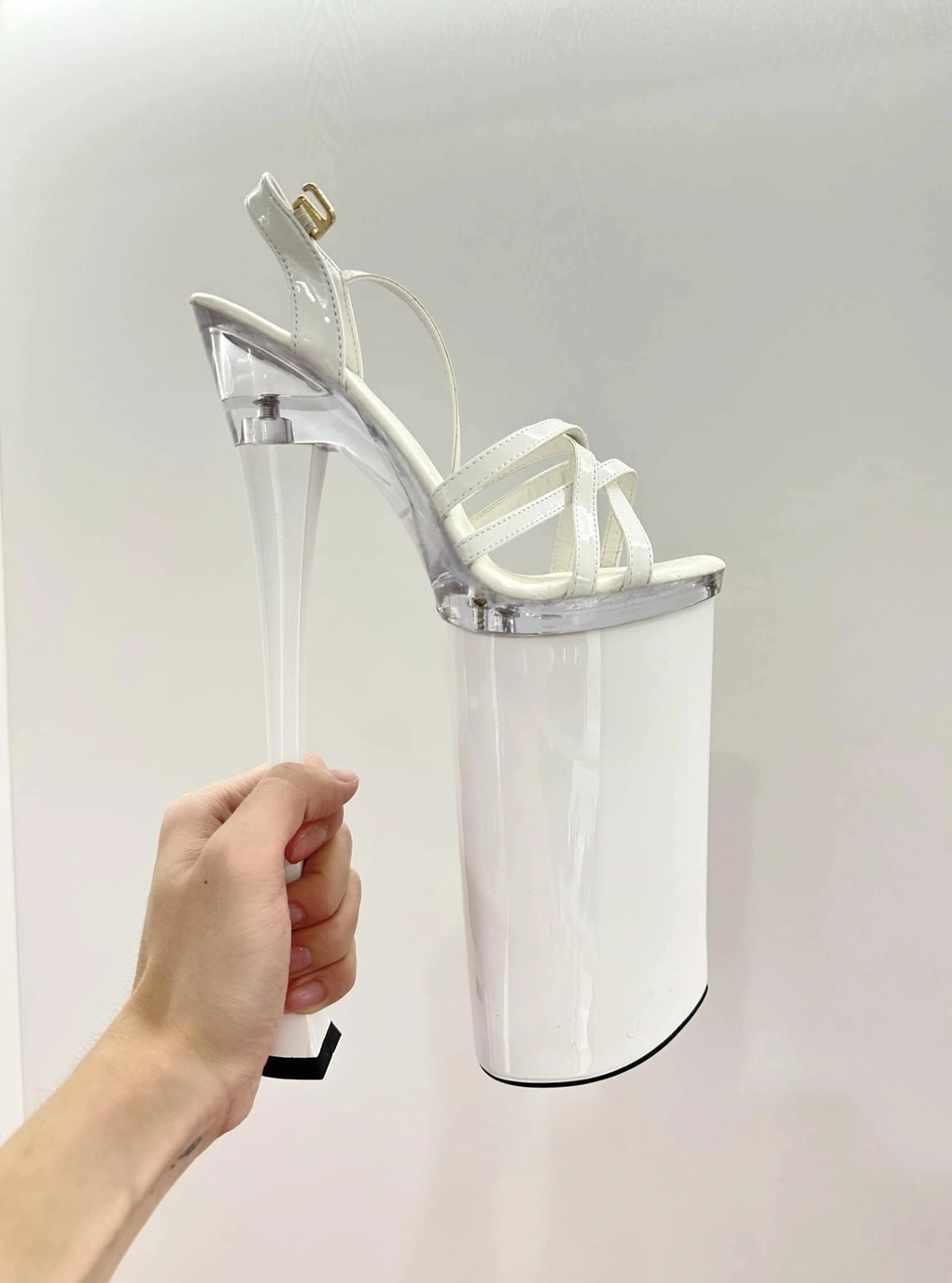 Gia tài giày &#34;cà kheo&#34; giúp Hoà Minzy cao tới 1m80, đứng bên hoa hậu cũng không sợ kém cạnh - 5