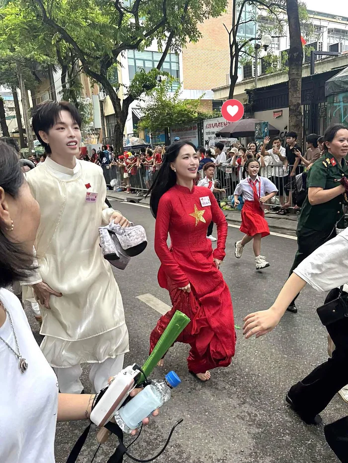 Gia tài giày &#34;cà kheo&#34; giúp Hoà Minzy cao tới 1m80, đứng bên hoa hậu cũng không sợ kém cạnh - 3