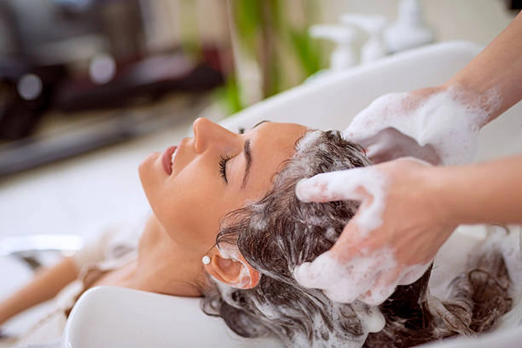 Nên gội đầu buổi sáng hay tối để giảm gãy rụng tóc vào mùa thu? 6 điều nên làm để giữ được tóc dày mượt - 3