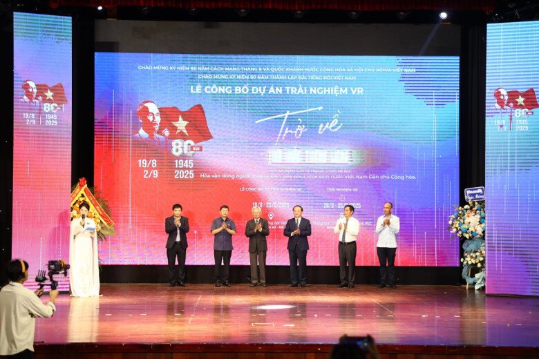 Người người xếp hàng cả ngày để được &#34;ngược thời gian&#34; trở về thời khắc thiêng liêng của đất nước - 1