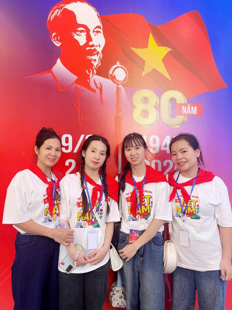 Người người xếp hàng cả ngày để được &#34;ngược thời gian&#34; trở về thời khắc thiêng liêng của đất nước - 7