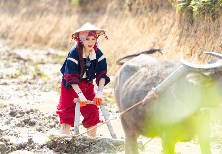 Con gái duy nhất của nữ đại gia thủy sản diện đồ hiệu bị chê, ăn mặc mộc mạc kiểu nông dân lại được yêu - 2