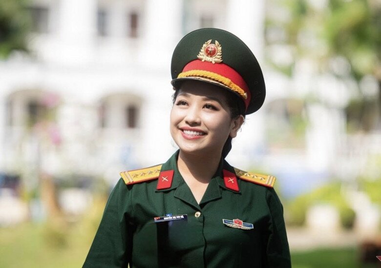 Nhan sắc đời thường trẻ trung của &#34;nữ tướng sân cỏ&#34; mang hàm Đại tá làm Tổng đạo diễn khối nghi trượng A80 - 6