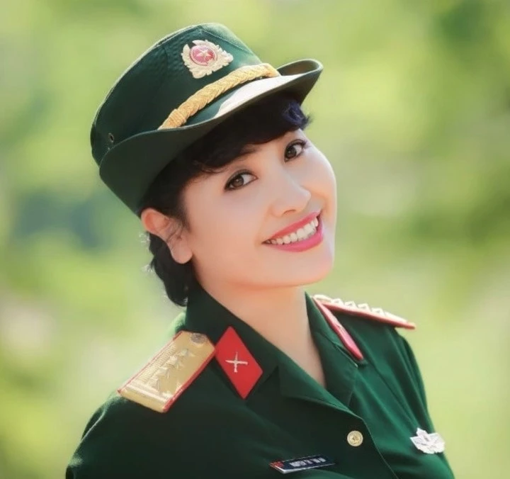 Nhan sắc đời thường trẻ trung của &#34;nữ tướng sân cỏ&#34; mang hàm Đại tá làm Tổng đạo diễn khối nghi trượng A80 - 1