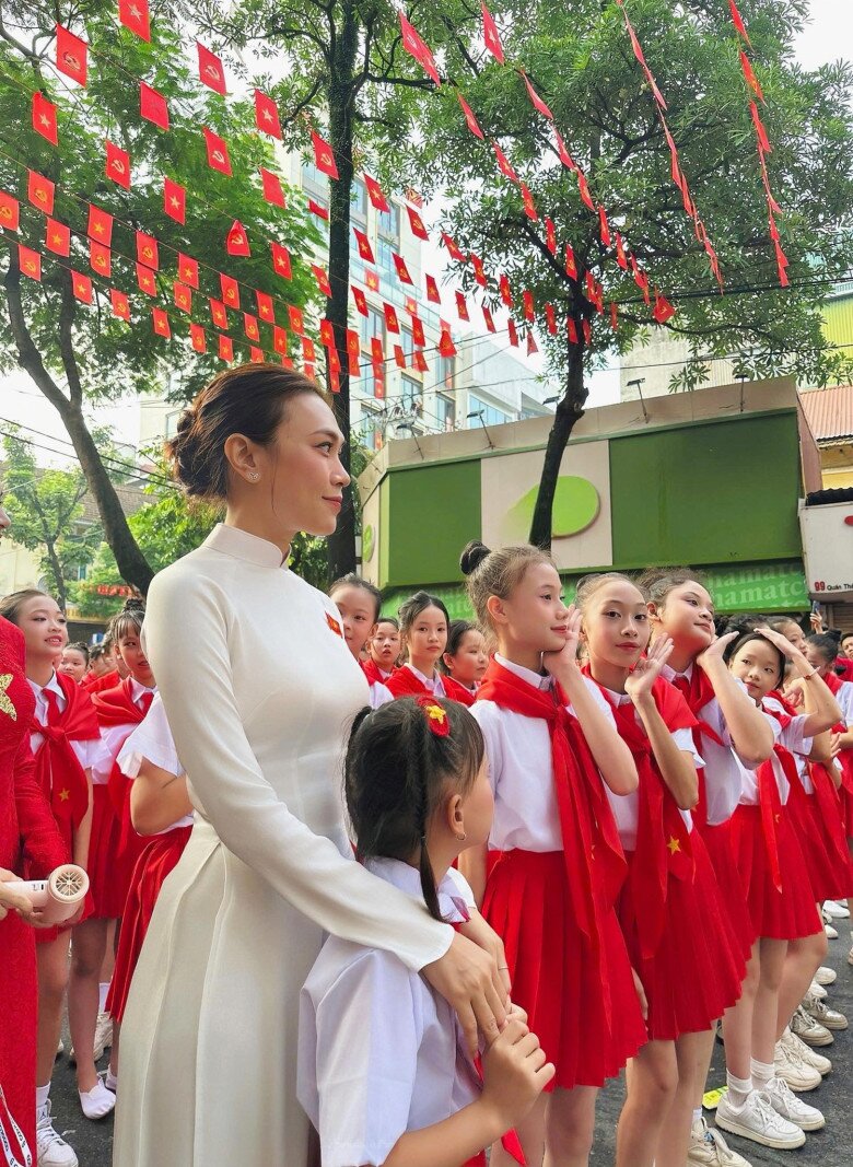 Nữ ca sĩ vừa cất tiếng hát khiến cả nước rưng rưng trong A80: U50 như &#34;lão hóa ngược&#34;, có mẹ là hoa khôi xứ Quảng - 3
