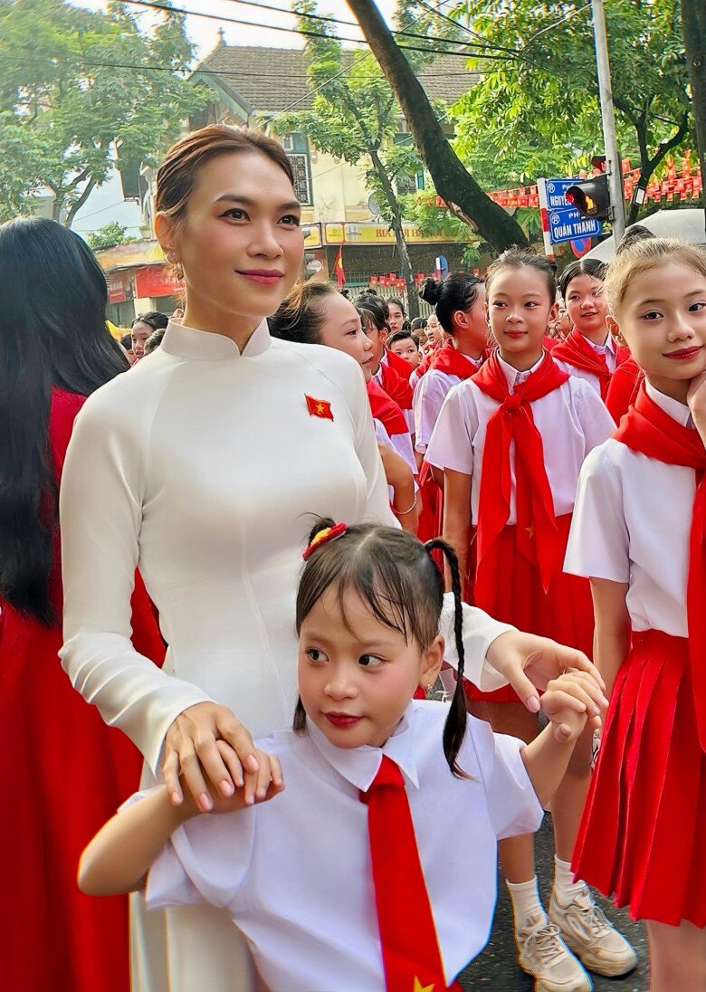 Nữ ca sĩ vừa cất tiếng hát khiến cả nước rưng rưng trong A80: U50 như &#34;lão hóa ngược&#34;, có mẹ là hoa khôi xứ Quảng - 4