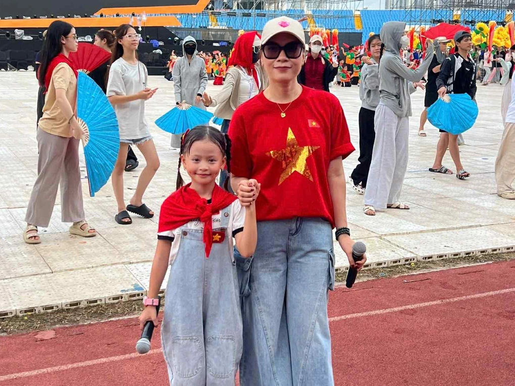 Nữ ca sĩ vừa cất tiếng hát khiến cả nước rưng rưng trong A80: U50 như &#34;lão hóa ngược&#34;, có mẹ là hoa khôi xứ Quảng - 1