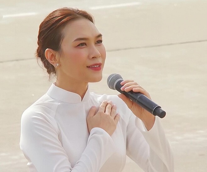 Nữ ca sĩ vừa cất tiếng hát khiến cả nước rưng rưng trong A80: U50 như &#34;lão hóa ngược&#34;, có mẹ là hoa khôi xứ Quảng - 2