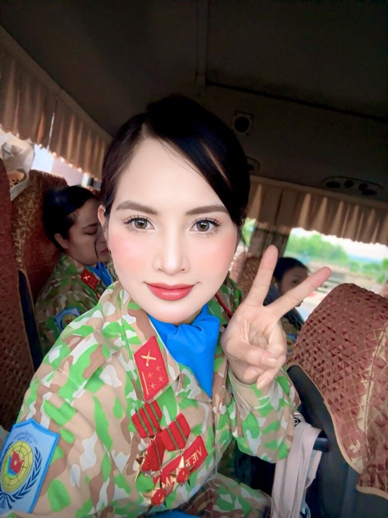 Nữ chiến sĩ bảo vệ Quân kỳ &#34;flex&#34; nhà 3 đời tham gia diễu binh: Nhan sắc ngoài đời quyến rũ khó cưỡng - 5