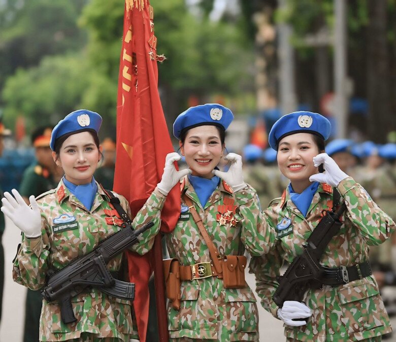 Nữ chiến sĩ bảo vệ Quân kỳ &#34;flex&#34; nhà 3 đời tham gia diễu binh: Nhan sắc ngoài đời quyến rũ khó cưỡng - 3