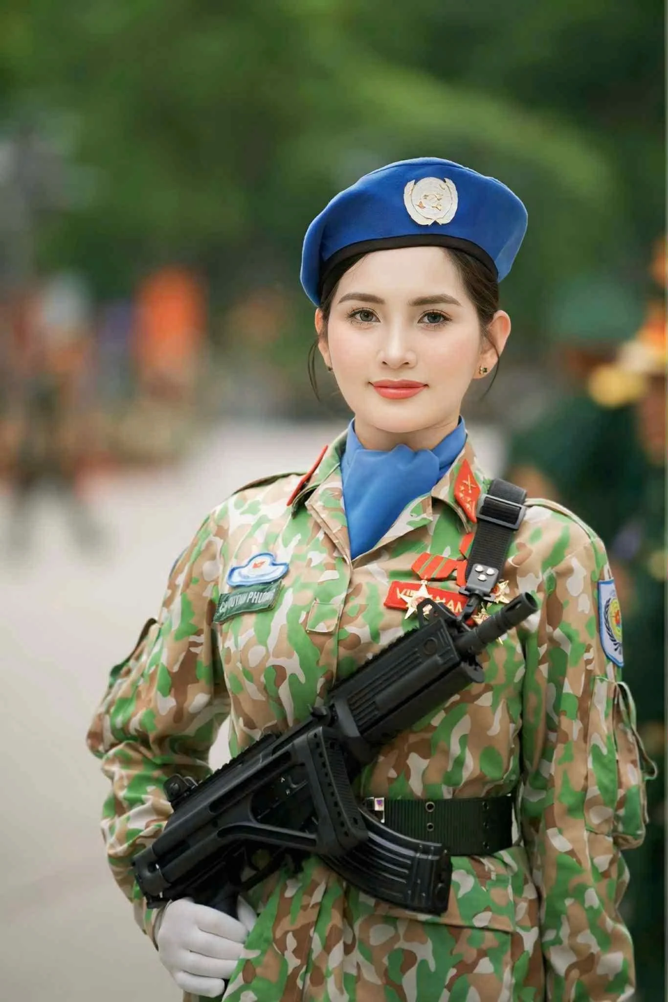 Nữ chiến sĩ bảo vệ Quân kỳ &#34;flex&#34; nhà 3 đời tham gia diễu binh: Nhan sắc ngoài đời quyến rũ khó cưỡng - 2