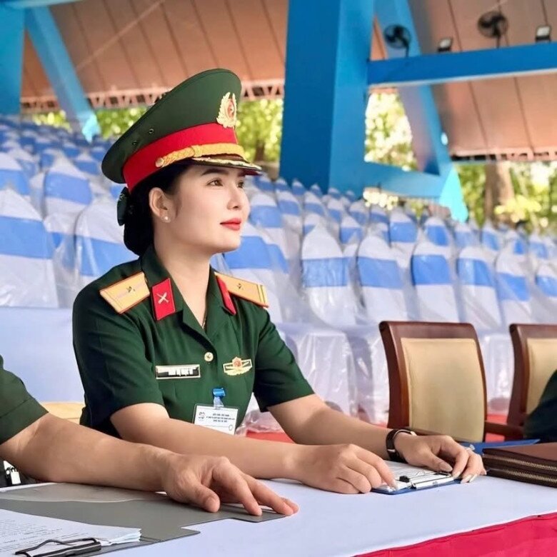 Nữ Thiếu tá có giọng đọc "chạm đến trái tim" tại A80: Nhan sắc đẹp như hoa hậu, tiết lộ bí quyết 0 đồng để trẻ hơn tuổi - 2