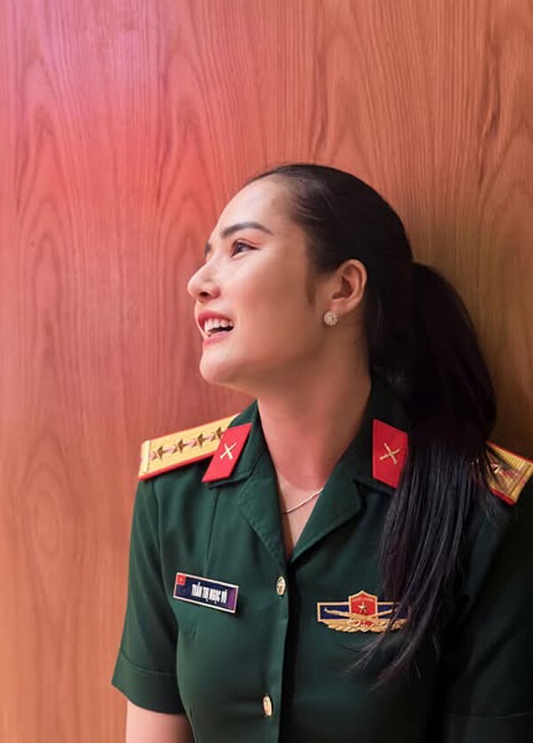Nữ Thiếu tá có giọng đọc "chạm đến trái tim" tại A80: Nhan sắc đẹp như hoa hậu, tiết lộ bí quyết 0 đồng để trẻ hơn tuổi - 6
