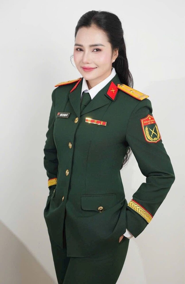 Nữ Thiếu tá có giọng đọc "chạm đến trái tim" tại A80: Nhan sắc đẹp như hoa hậu, tiết lộ bí quyết 0 đồng để trẻ hơn tuổi - 7
