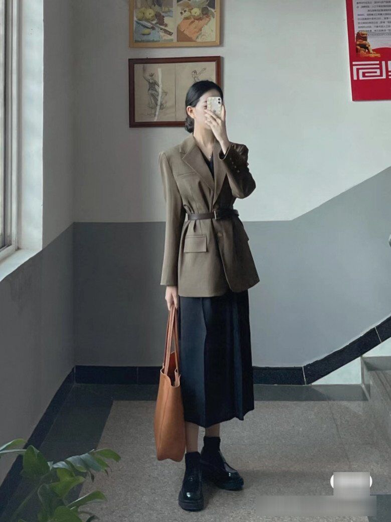 Phụ nữ tuổi nào cũng không nên bỏ qua công thức &#34;1 váy - 1 áo&#34;, xuống phố ngày thu thành tâm điểm giữa đám đông - 7