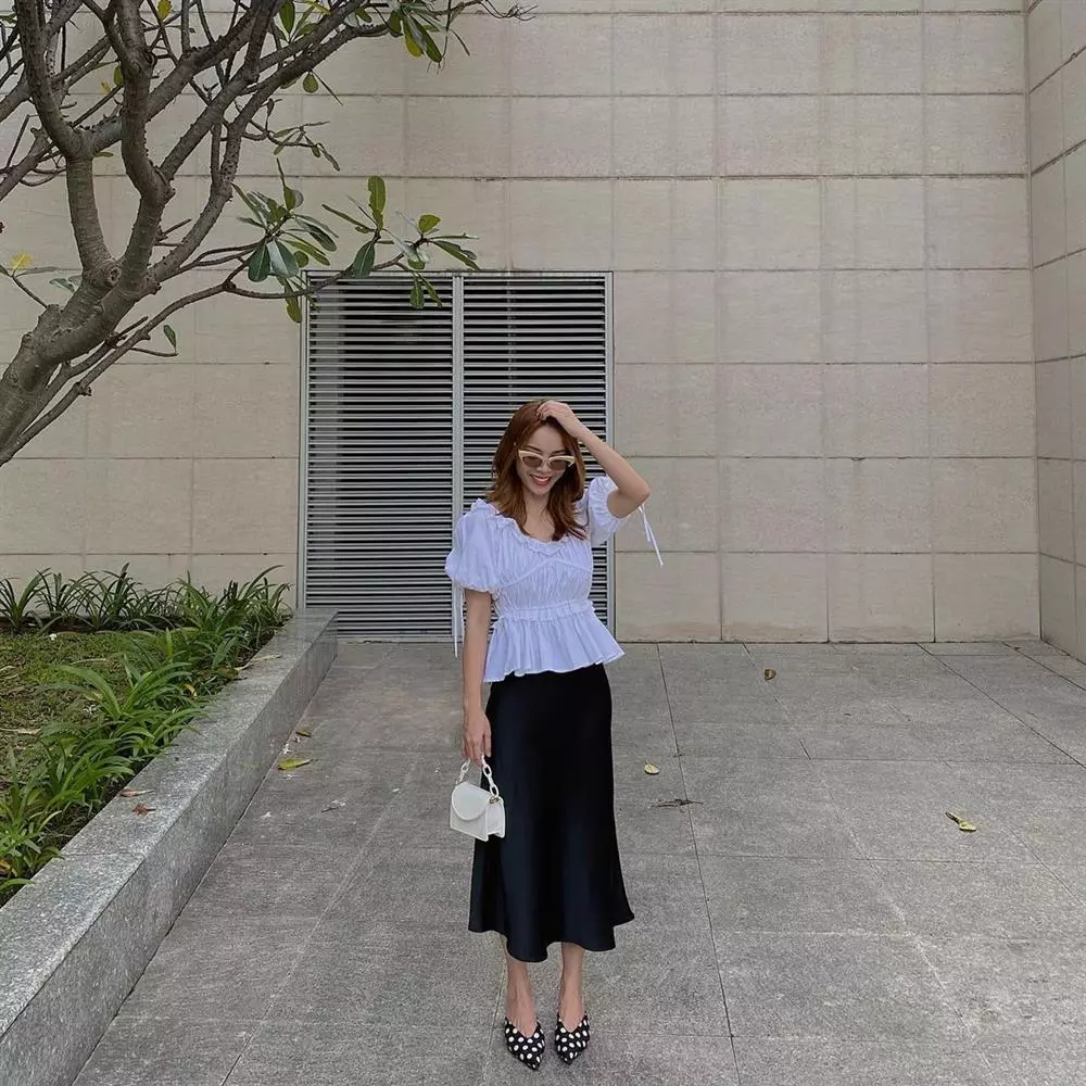 Sắm đúng một chiếc chân váy đen dài, chị em có 6 cách mặc đẹp miễn chê, ai cũng hỏi xin bí quyết - 2