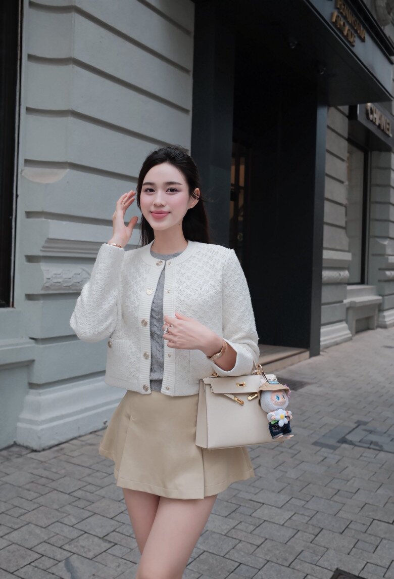 Sắp làm dâu hào môn, &#34;hoa hậu nông dân&#34; giờ ăn mặc phong cách giàu ngầm với phụ kiện tiền tỷ trên tay khi du lịch trời tây - 9