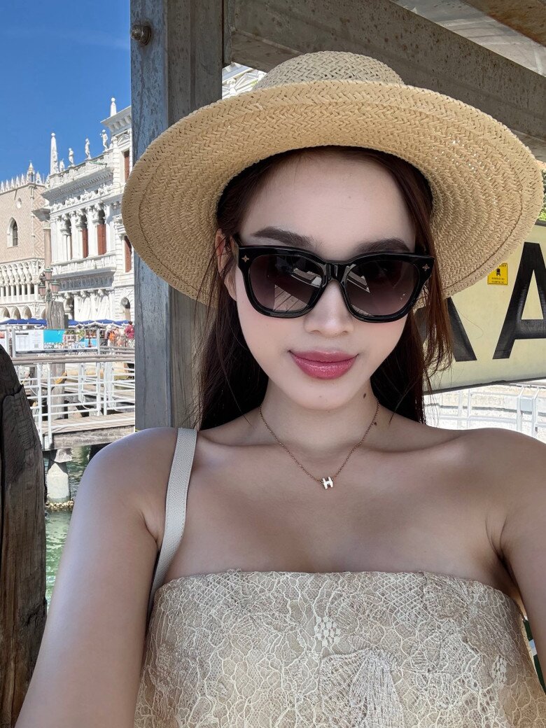 Sắp làm dâu hào môn, &#34;hoa hậu nông dân&#34; giờ ăn mặc phong cách giàu ngầm với phụ kiện tiền tỷ trên tay khi du lịch trời tây - 5