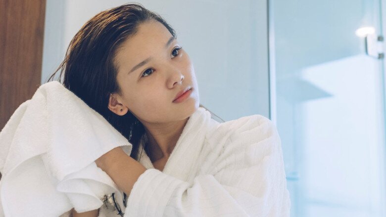 Sau khi gội đầu, đây là 4 thói quen tai hại làm tóc rụng triền miên khiến hội chị em &#34;hói dần đều&#34; mà không hay biết - 3