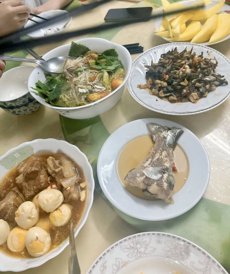 Soi bữa cơm đạm bạc của vợ đạo diễn nghìn tỷ, thấy ngay 3 thực phẩm &#34;vàng&#34; ít calo, giúp giảm cân đều đều - 1