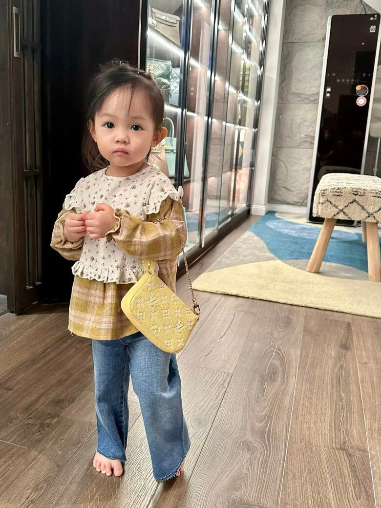 Soi đồ hiệu của 2 ái nữ nhà sao Việt sắp học chung trường quốc tế, sở hữu BST túi gần 700 triệu, diện đồ của giới siêu giàu - 25
