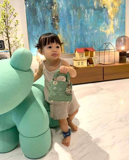 Soi đồ hiệu của 2 ái nữ nhà sao Việt sắp học chung trường quốc tế, sở hữu BST túi gần 700 triệu, diện đồ của giới siêu giàu - 23