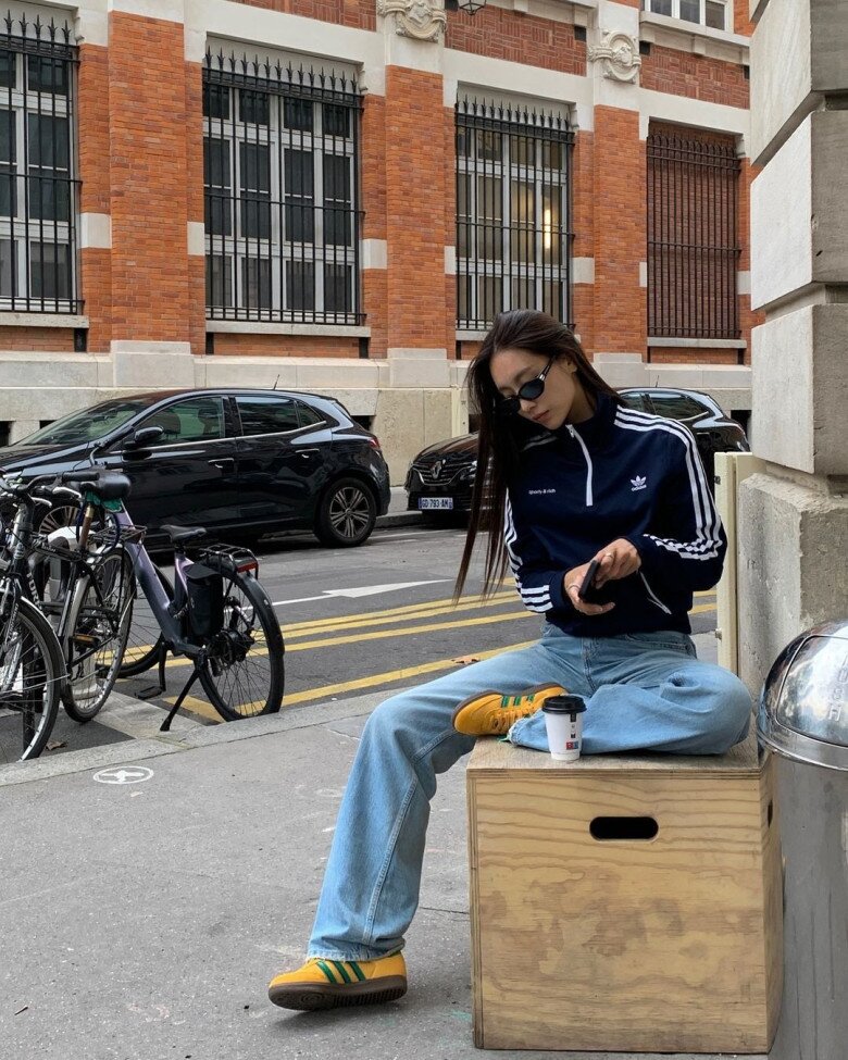 Tại sao giày thể thao trắng bị “xếp xó” khi diện với quần jeans, phụ nữ 30+ sành thời trang thích 4 kiểu này hơn - 13
